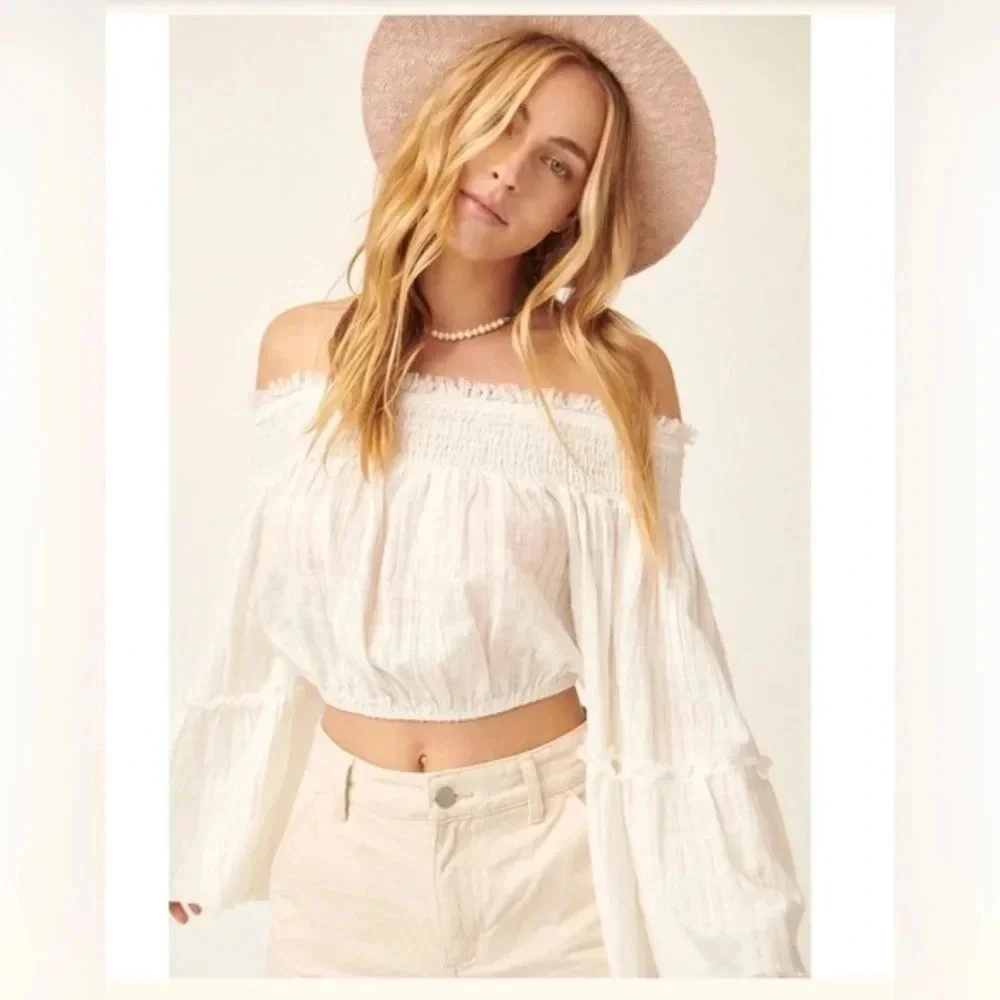 Free People cropped flowy bell sleeve white beachey top. Size Small‎